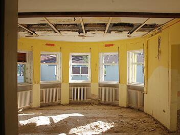 Nicht mehr viel übrig vom einst kommoden Wohnzimmer: Blick in die ausgeräumte Kujathvilla am Bahnhaltepunkt Foto: Ralf Kestel