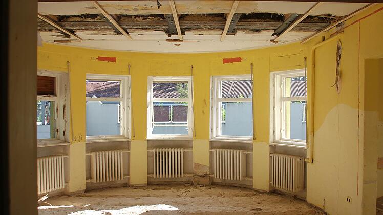 Nicht mehr viel übrig vom einst kommoden Wohnzimmer: Blick in die ausgeräumte Kujathvilla am Bahnhaltepunkt Foto: Ralf Kestel