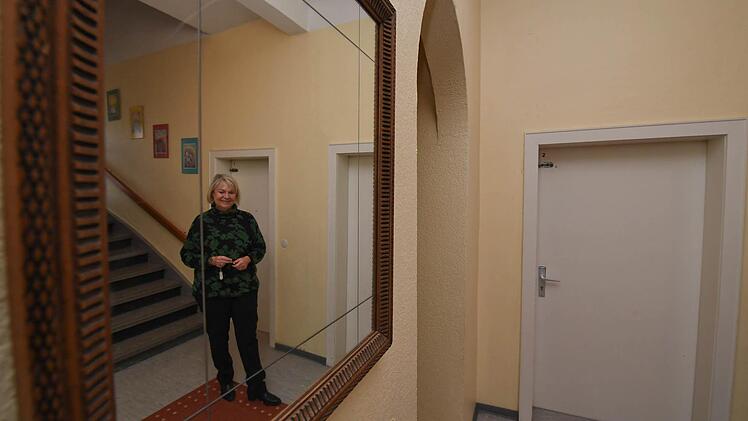 Im Spiegel sieht man Ursula Weidig, die Leiterin des Frauenhauses.Foto: Ronald Rinklef