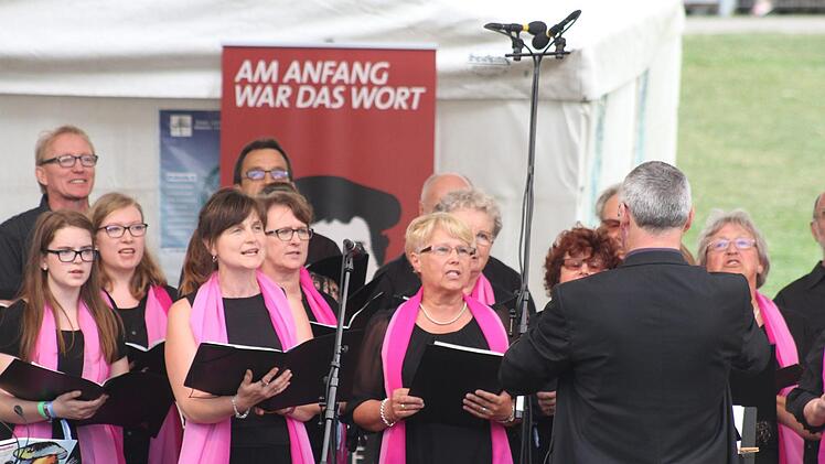 Der SMS-Chor wurde von Sigurd Knopp geleitet. Die Sängerinnen und Sänger hatten sichtlich Spaß an der Interpretation des Martin-Luther-Oratoriums von Siegfried Fietz. Foto: Sonny Adam
