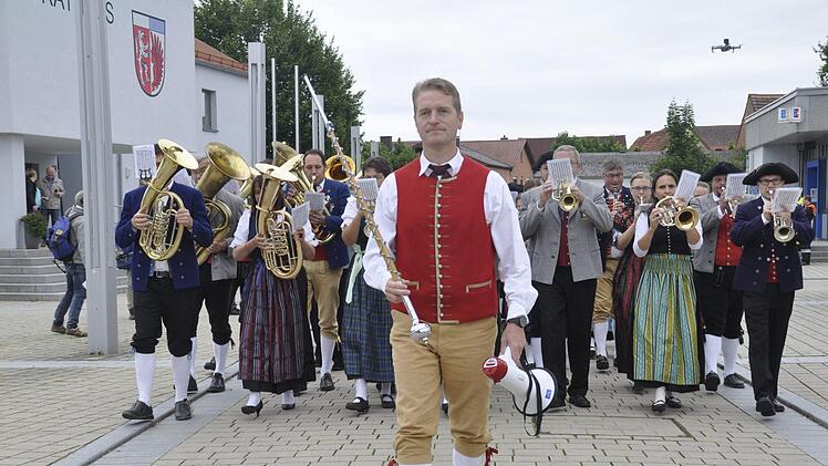 Aus über hundert Musikern von 13 Blaskapellen des NBMB setzt sich die musikalische Abordnung des Oberen Werntales beim Trachtenumzug des Oktoberfestes zusammen. Die Oerlenbacher Feuerwehr sperrte die Straßen immer kurzfristig für die Musiker.  Foto: Peter Klopf