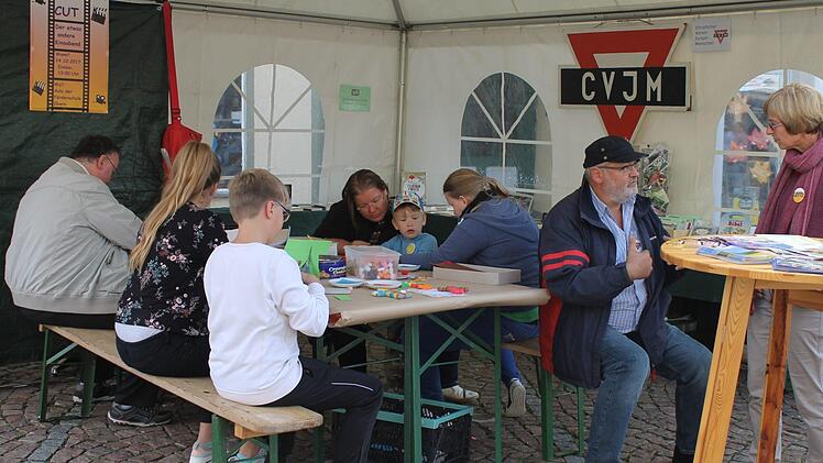 Beim Stand des CVJM wurde gebastelt.  Foto: Janina Reuter