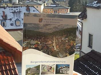 Einen ausführlichen Blick auf das Stadtleben in Bad Brückenau ermöglicht die neue Bürgerinformationsbroschüre. Das Heft im handlichen Format wird an alle Bad Brückenauer Haushalte verteilt. Foto: Rolf Pralle
