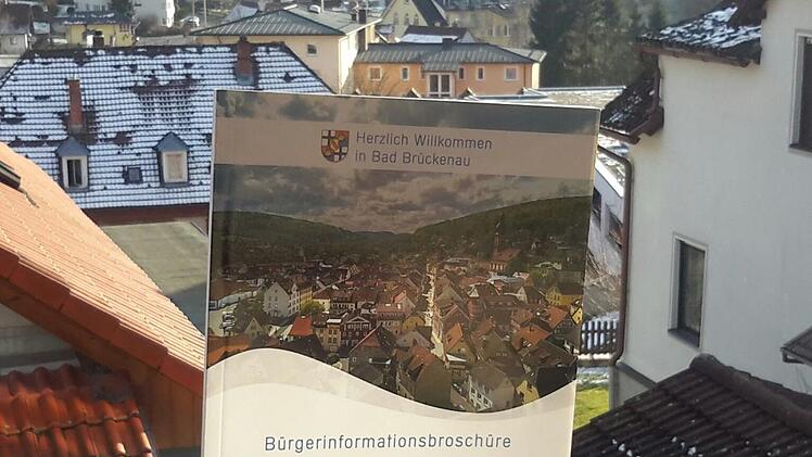 Einen ausführlichen Blick auf das Stadtleben in Bad Brückenau ermöglicht die neue Bürgerinformationsbroschüre. Das Heft im handlichen Format wird an alle Bad Brückenauer Haushalte verteilt. Foto: Rolf Pralle