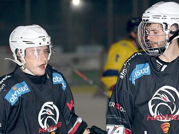 Angreifer Michael Stach (links) und Verteidiger Frederic Rambacher hoffen auf ein erfolgreiches Wochenende. Wie schwer die zwei Aufgaben für die Hawks werden, ist ihnen bewusst.  Foto: Ralf Naumann