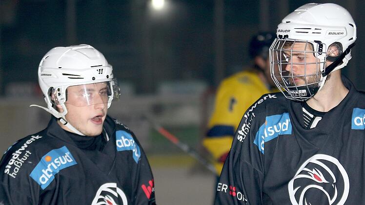Angreifer Michael Stach (links) und Verteidiger Frederic Rambacher hoffen auf ein erfolgreiches Wochenende. Wie schwer die zwei Aufgaben für die Hawks werden, ist ihnen bewusst.  Foto: Ralf Naumann