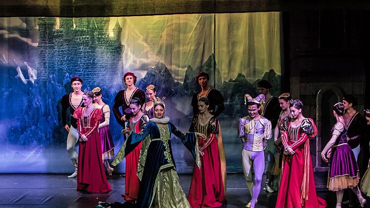 Märchen-Ballett mit Happy End: Tschaikowskys "Schwanensee, getanzt vom Russischen Staatsballett, beeindruckte die Besucher im Kongresshaus.Foto: Jochen Berger