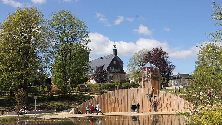 Der neue Kinderspielplatz mit seinem Kletterturm gehört ab nun zu den Attraktionen Teuschnitz'. Foto: Veronika Schadeck