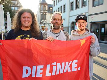 Christian Hänsch (Mitte) und Maximilian Gerber (rechts) treten für die Linke sowohl für den Kissinger Stadtrat, als auch für den Kreistag an.    Kreisvorsitzemder Frank Hertel  unterstützt die Kandidaten im Wahlkampf. Benedikt Borst/Archi