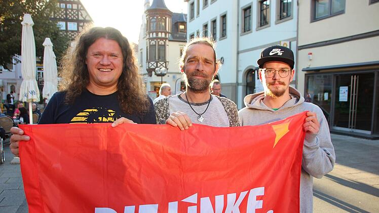 Christian Hänsch (Mitte) und Maximilian Gerber (rechts) treten für die Linke sowohl für den Kissinger Stadtrat, als auch für den Kreistag an.    Kreisvorsitzemder Frank Hertel  unterstützt die Kandidaten im Wahlkampf. Benedikt Borst/Archi