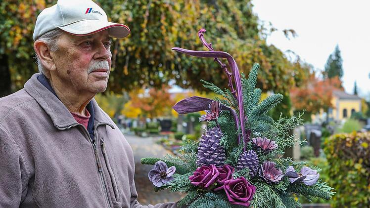 Rudolf Löffler brachte schon gestern ein Gesteck ans Familiengrab. Am Sonntag werden einige hundert Besucher beim Friedhofsgang in Forchheim erwartet.  Foto: Barbara Herbst