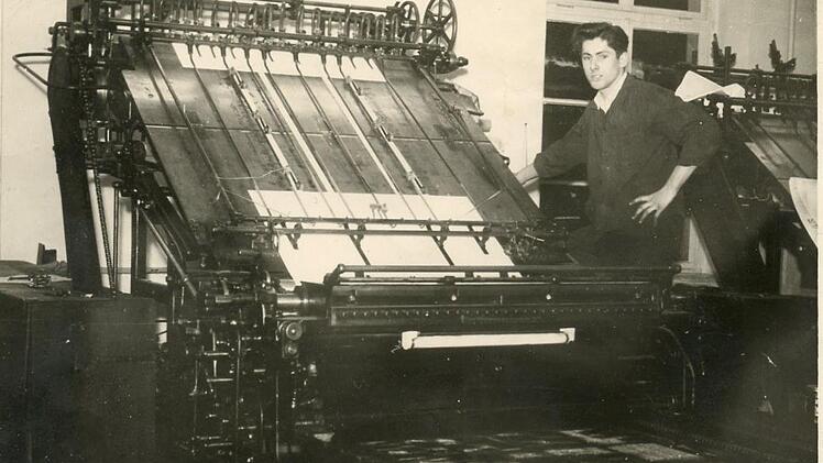 Diese Aufnahme aus den 1950er Jahren zeigt Josef Kirchner an einer Druckmaschine beim St.-Otto-Verlag in Bamberg.