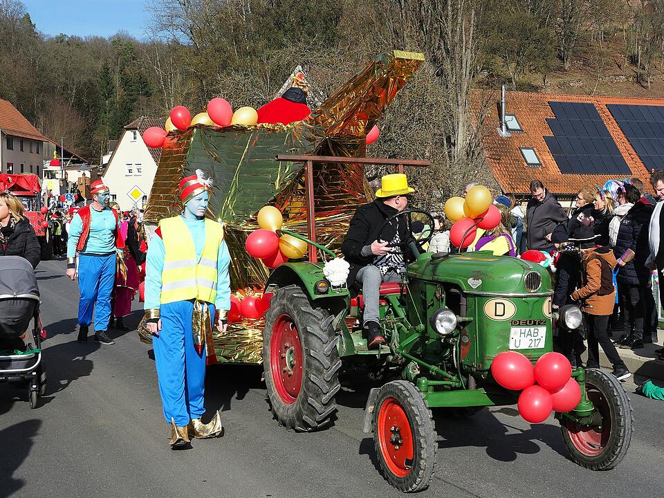 Buntes Faschingstreiben lockte tausende Besucher an.
