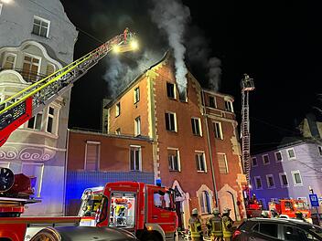Feuer in einem Mehrfamilienhaus in Hof