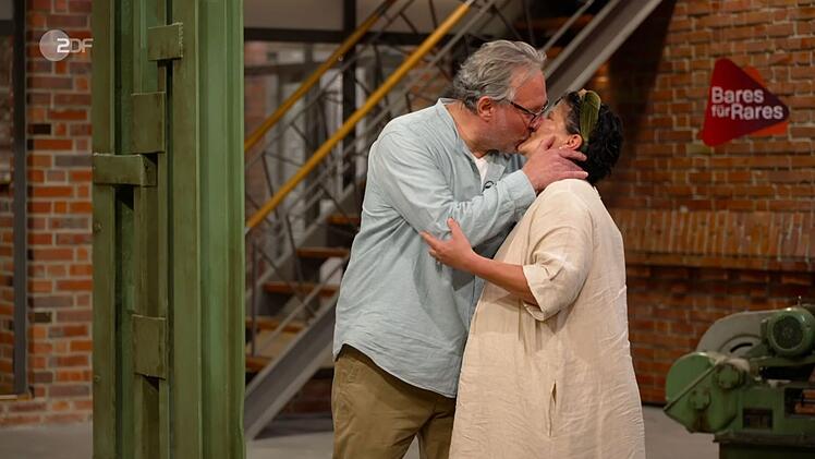 Der Kuss des Paares wurde von den H&auml;ndlern mit "Ooh!"-Rufen und Applaus quittiert.