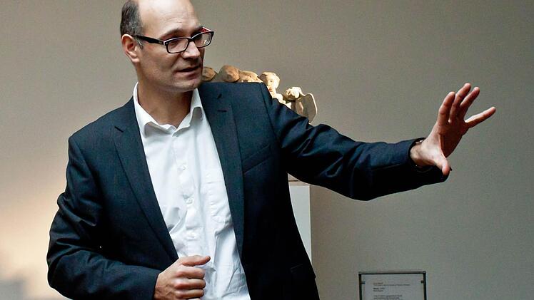 Museumsleiter Sven Hauschke hat die Ausstellung mit Werken von Ann Wolff kuratiert.