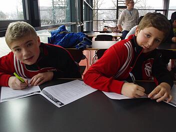 Die Youngsters des Neulings-Lehrgangs 2013: (von links) Jonas Klatt und Moritz Tremel bei der schriftlichen Prüfung. Fotos: Heike Schülein