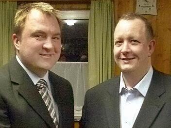 Stabwechsel: Jens Müller (links) gibt den CSU-Vorsitz an Matthias Korn (rechts) weiter. Ob diese Entscheidung etwas mit einer Bürgermeisterkandidatur tun hat, blieb aber noch offen. Fotos: Lothar Weidner