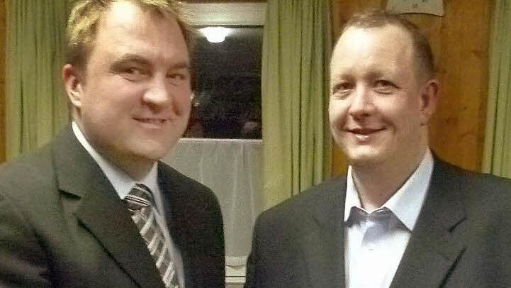 Stabwechsel: Jens Müller (links) gibt den CSU-Vorsitz an Matthias Korn (rechts) weiter. Ob diese Entscheidung etwas mit einer Bürgermeisterkandidatur tun hat, blieb aber noch offen. Fotos: Lothar Weidner