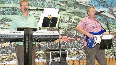 "Mainfieber light", die Donath-Brüder Bernd (links) und Jürgen spielten beliebte Mitsing- und Schunkellieder. Fotos: Monika Schütz
