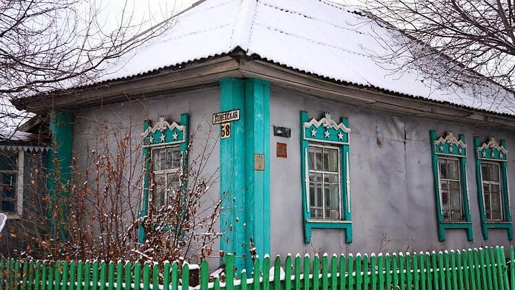 Liebevoll verziertes altes russisches Häuschen