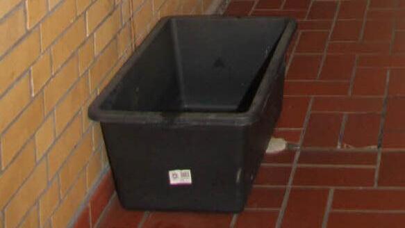 Noch immer fangen große schwarze Wannen von der Decke tropfendes Wasser auf.