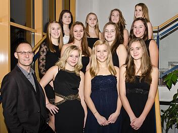 In feiner Robe feierten die jungen TTL-Basketballerinnen ihren Titel in der Bezirksoberliga Oberfranken, hinten v.&nbsp;l.: Anita Wisutschek, Isabell Goller, Jasmin M&uuml;hlebach, Ellena Hoffmann; mittlere Reihe v.&nbsp;l.: Emma Eue, Anna Neumerkel, Maike Ha&szlig;further, Laura Pechmann; vorn v.&nbsp;l.: Trainer Gregor Gro&szlig;kopf, Luisa St&ouml;cklein, Julika Gese, Gina Mausolf. Auf dem Bild fehlt LaTisha Lott. Foto: privat