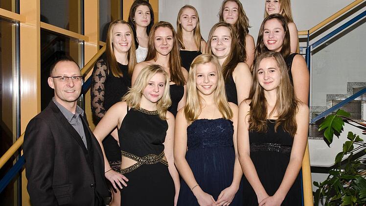 In feiner Robe feierten die jungen TTL-Basketballerinnen ihren Titel in der Bezirksoberliga Oberfranken, hinten v.&nbsp;l.: Anita Wisutschek, Isabell Goller, Jasmin M&uuml;hlebach, Ellena Hoffmann; mittlere Reihe v.&nbsp;l.: Emma Eue, Anna Neumerkel, Maike Ha&szlig;further, Laura Pechmann; vorn v.&nbsp;l.: Trainer Gregor Gro&szlig;kopf, Luisa St&ouml;cklein, Julika Gese, Gina Mausolf. Auf dem Bild fehlt LaTisha Lott. Foto: privat