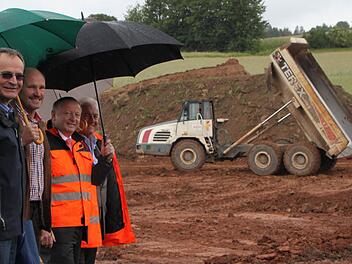 Roland Limpert (von links), Dieter Muth, Landrat Thomas Bold und Armin Stolz auf der Baustelle. Foto: Ulrike Müller