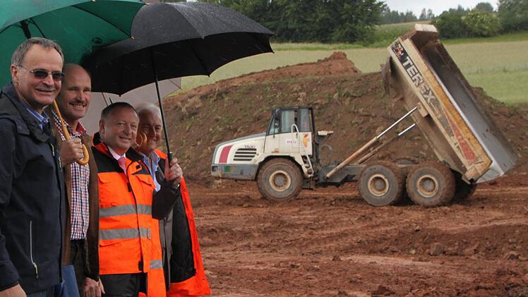 Roland Limpert (von links), Dieter Muth, Landrat Thomas Bold und Armin Stolz auf der Baustelle. Foto: Ulrike Müller