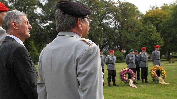 Gedenken an die Gefallenen: 2. Bürgermeister Jürgen Pfister (v. l.) und Ehrenvorsitzender Hans Rohrmüller Foto: Ulrike Müller