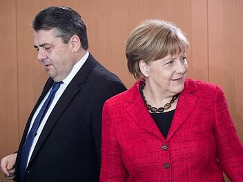 Angela Merkel hat sich schon erklärt: Sie will 2017 noch einmal Kanzlerin werden. SPD-Chef Sigmar Gabriel dagegen hält sich noch bis Januar bedeckt. Foto: Michael Kappeler, dpa