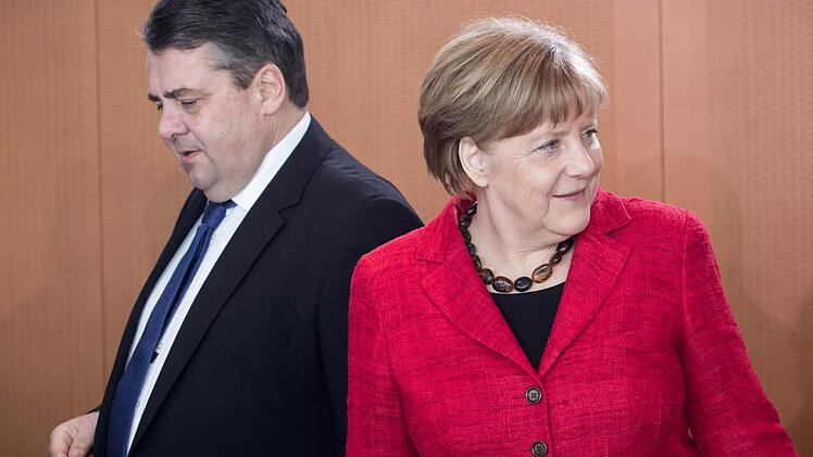 Angela Merkel hat sich schon erklärt: Sie will 2017 noch einmal Kanzlerin werden. SPD-Chef Sigmar Gabriel dagegen hält sich noch bis Januar bedeckt. Foto: Michael Kappeler, dpa