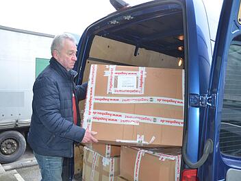 Dieter Wolf verlädt Pakete für die Katastrophenregion in der Ukraine. Hunderte davon gehen Jahr für Jahr von Neustadt aus auf die Reise. Der Verein sucht dringend eine Möglichkeit die Hilfsgüter zu lagern. Foto: Rainer Lutz