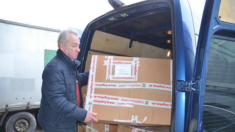 Dieter Wolf verlädt Pakete für die Katastrophenregion in der Ukraine. Hunderte davon gehen Jahr für Jahr von Neustadt aus auf die Reise. Der Verein sucht dringend eine Möglichkeit die Hilfsgüter zu lagern. Foto: Rainer Lutz