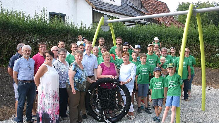 Die Interessengemeinschaft Heldritt erwirtschaftete 2050 Euro, mit denen nicht nur die geplante Nestschaukel, sondern auch eine Doppelschaukel f&uuml;r den Spielplatz in der Lempertsh&auml;user Stra&szlig;e angeschafft werden konnte. Foto: Martin Rebhan