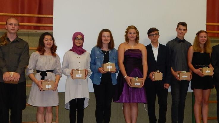 Die Klassenbesten mit Bürgermeister Stefan Hartnack (links), Schulleiter Jochen Kees (Zweiter von rechts) und Konrektorin Sabrina Petzoldt (rechts).  Foto: Horst Wunner