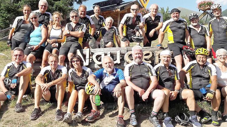 Nach dem Passieren der Norbertsh&ouml;he auf dem Weg zum Reschenpass war ein Gruppenbild auf 1405 Meter H&ouml;he f&auml;llig.  Fotos: Gerhard Beck/Pressestelle Stadt Bamberg