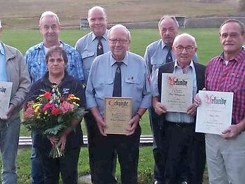 Ehrungen bei der Feuerwehr Guttenberg; unser Foto zeigt (von links) Otto Peschel, Gottfried Laaber, Rainer Pittroff, Annemarie Bräutigam, Vorsitzenden Uwe Böhnke, Gerhard Bräutigam, stellvertretenden Kommandanten Jürgen Schultheiß, Karl Schwappacher, Bürgermeister Eugen Hain, Kommandanten Lothar Walter und Roland Hain.  Foto: Klaus-Peter Wulf