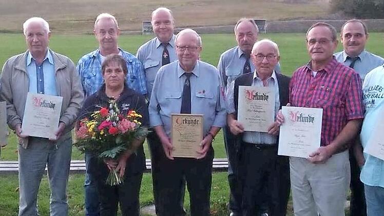 Ehrungen bei der Feuerwehr Guttenberg; unser Foto zeigt (von links) Otto Peschel, Gottfried Laaber, Rainer Pittroff, Annemarie Bräutigam, Vorsitzenden Uwe Böhnke, Gerhard Bräutigam, stellvertretenden Kommandanten Jürgen Schultheiß, Karl Schwappacher, Bürgermeister Eugen Hain, Kommandanten Lothar Walter und Roland Hain.  Foto: Klaus-Peter Wulf