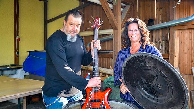 Schweinskopf meets Metal: J&ouml;rg Heydt will mit seinem "amerikanischen Schweinslederbass mit den echten Darmsaiten" den Kessel umr&uuml;hren, hat er gesagt. Bierernst ist das wohl nicht zu nehmen. Dass der Rockmusiker der MIH f&uuml;r die Nachbarin Daniela Welker aber kocht, das steht fest.  Foto: Bernhard Panzer