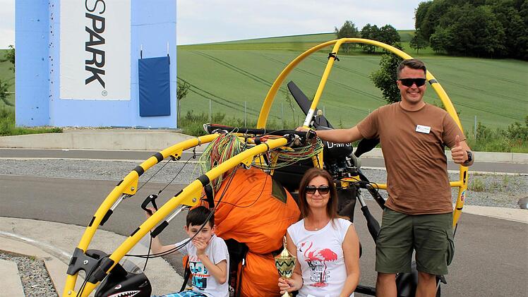 Champion Lennard Buscham im Trike, Mama Kathleen Vetter mit Pokal und CKissparkchef Frank Stermann. Foto: Werner Vogel