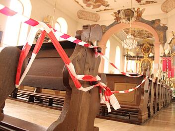 Das Kirchenschiff in Großwenkheim ist gesperrt, Teile der Decke könnten herabfallen. Hier wartet man dringend auf eine Zusage der Diözese, dass die Notsicherung demnächst durchgeführt werden kann. Heike Beudert