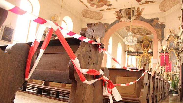 Das Kirchenschiff in Großwenkheim ist gesperrt, Teile der Decke könnten herabfallen. Hier wartet man dringend auf eine Zusage der Diözese, dass die Notsicherung demnächst durchgeführt werden kann. Heike Beudert