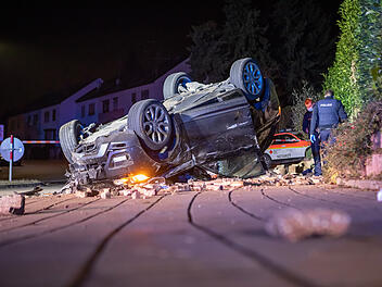 In F&uuml;rth ist ein Autofahrer gegen eine Mauer geprallt. Der Wagen &uuml;berschlug sich, wobei der Mann schwer verletzt wurde.