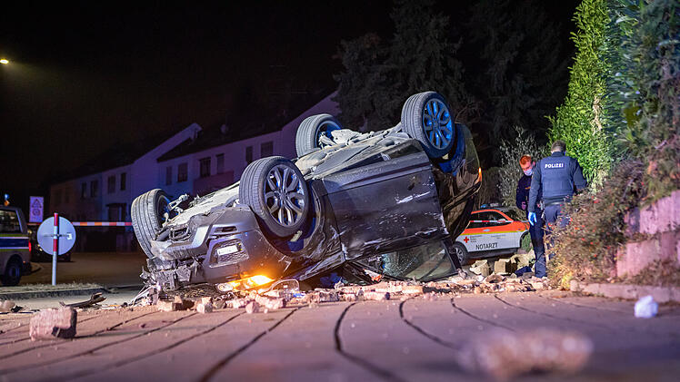 In F&uuml;rth ist ein Autofahrer gegen eine Mauer geprallt. Der Wagen &uuml;berschlug sich, wobei der Mann schwer verletzt wurde.