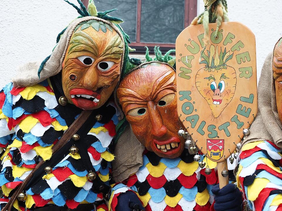 Tausende Besucher beim traditionellen Maskenumzug
