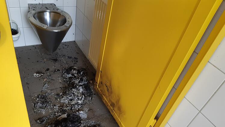 Volkach: Öffentliche Toiletten erneut beschädigt - Stadt erstattet Anzeige und sucht Zeugen