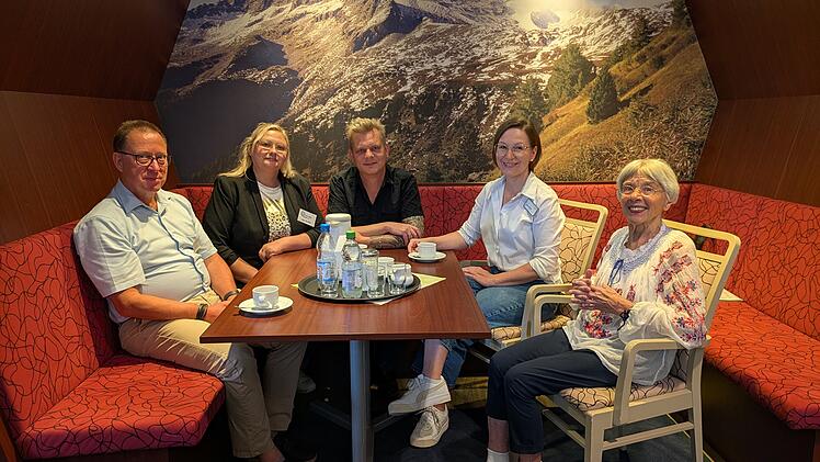 Ihnen ist die Arbeit des Hospiz-Vereins wichtig (von links nach rechts): Dirk Zimmer, Pastor und Seelsorger; Silke Zoike, ehrenamtliche Mitarbeiterin beim Hospizdienst; Stephan Lamprecht, Koordinator Hospiz-Verein Bamberg; Anne Albert, Leiterin Sozialdienst im Pflegeheim Tabea; Rosa Marie Jescheniak, Bewohnerin im Pflegeheim Tabea.
