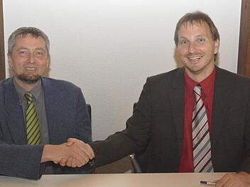 Der Vorsitzende des Schulverbandes Maroldsweisach-Pfarrweisach-Ermershausen, Bürgermeister Wolfram Thein (rechts) gratuliert seinem Stellvertreter Bürgermeister Ralf Nowakzur Wahl. Foto: Schmidt